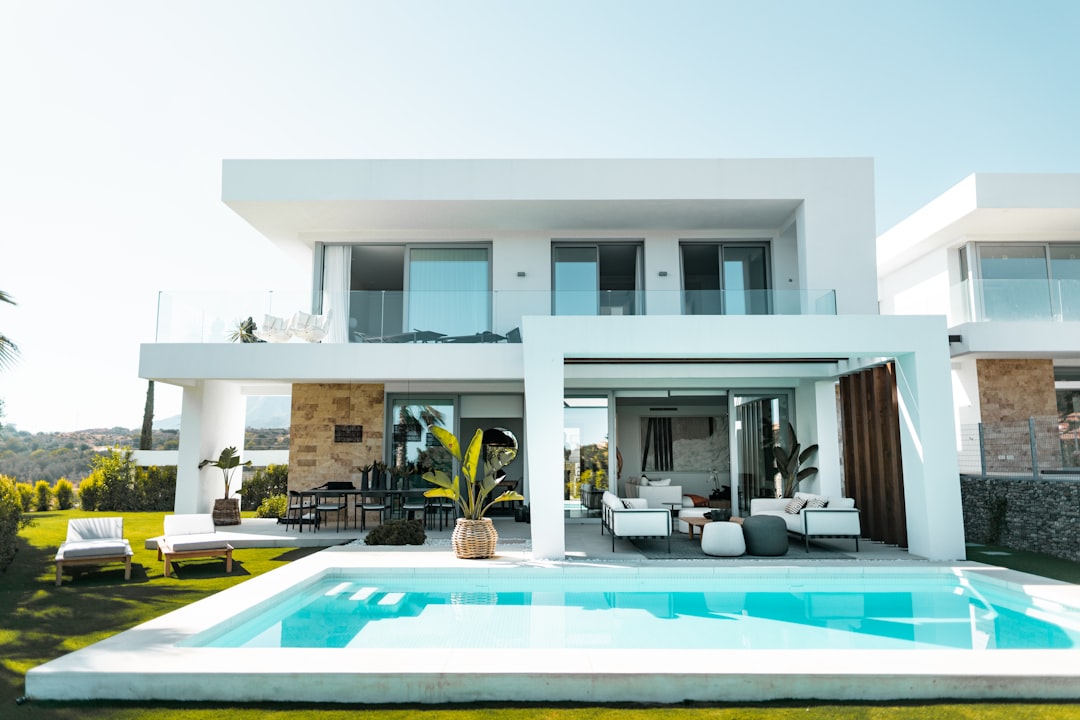 white-and-blue-swimming-pool-id7u0ektjbe